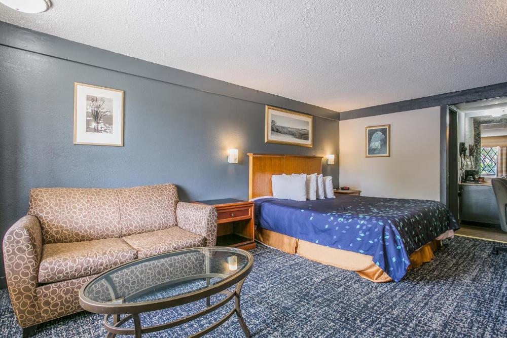 King Room - Non-Smoking interior